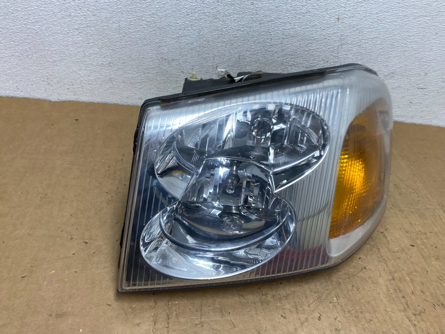 2002 to 2009 Gmc Envoy Left Driver Lh Side Headlight Halogen AD1395 DW2