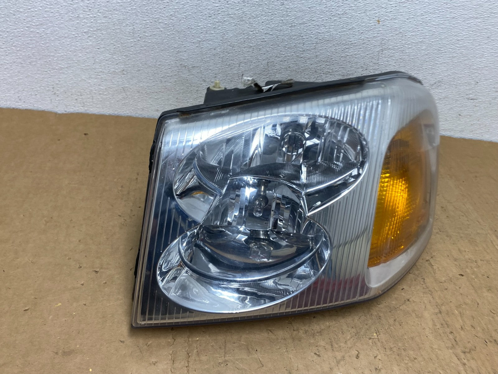 2002 to 2009 Gmc Envoy Left Driver Lh Side Headlight Halogen AD1395 DW2