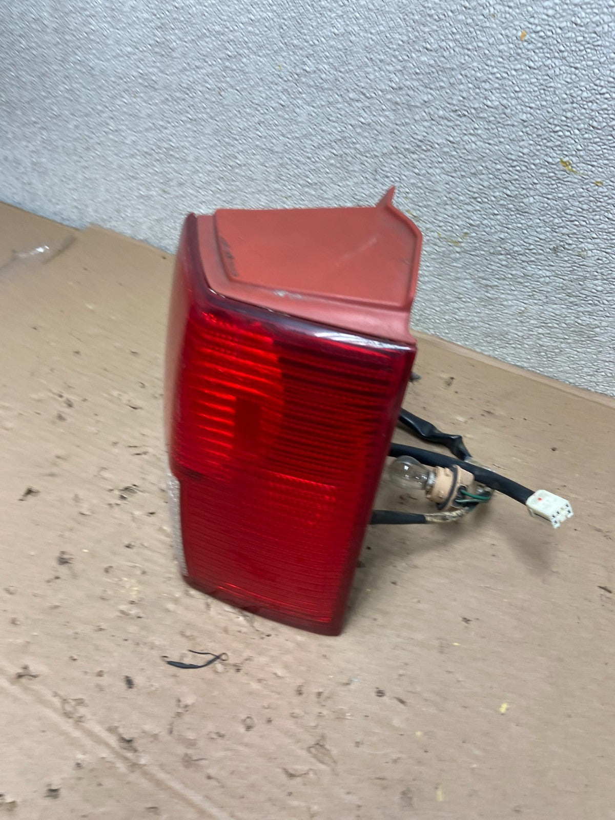 2004-2005 Mitsubishi Endeavor Right Passenger Rh Tail Light Oem AB0812 LK1