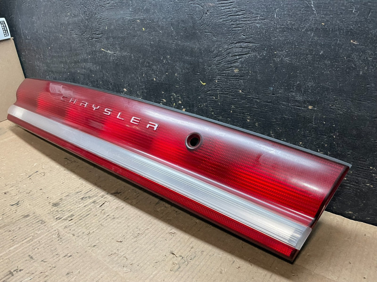 1993 to 1997 Chrysler Concorde Center Trunk Tail light Y1299 DG2
