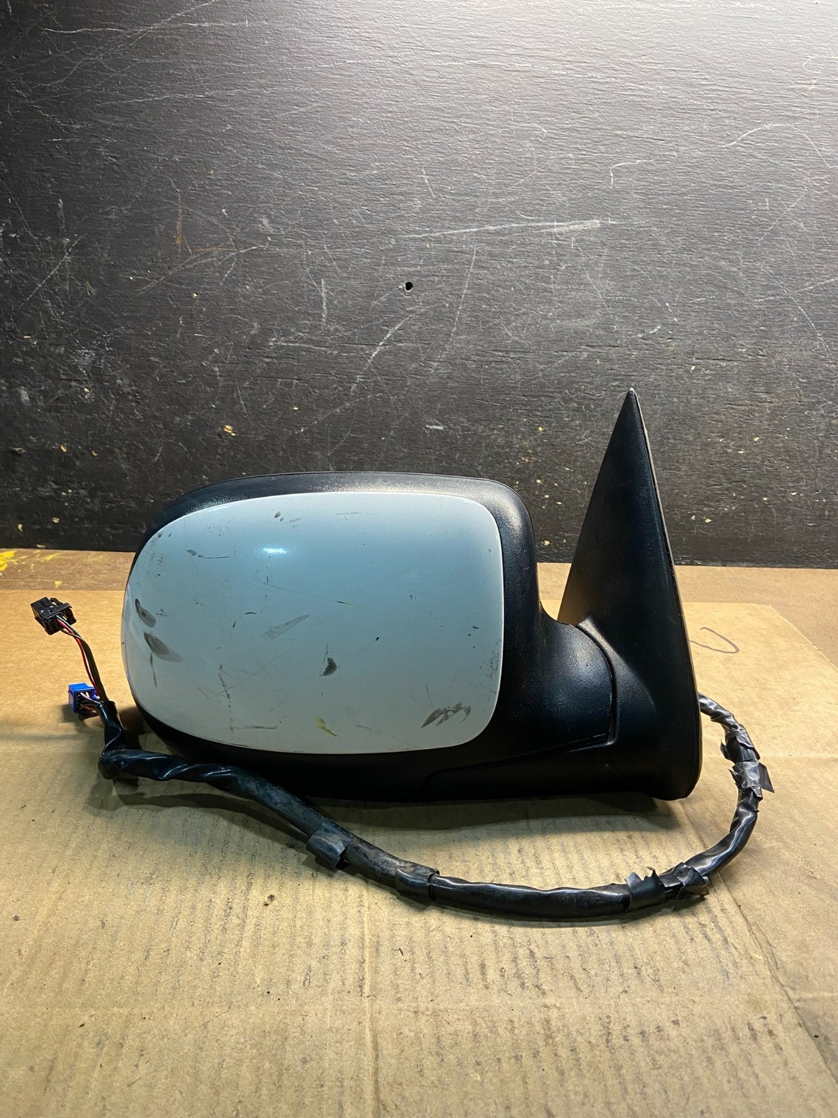 2003-2006 Chevrolet Tahoe Suburban Right Passenger Turn Door Mirror OEM y3931 DG0