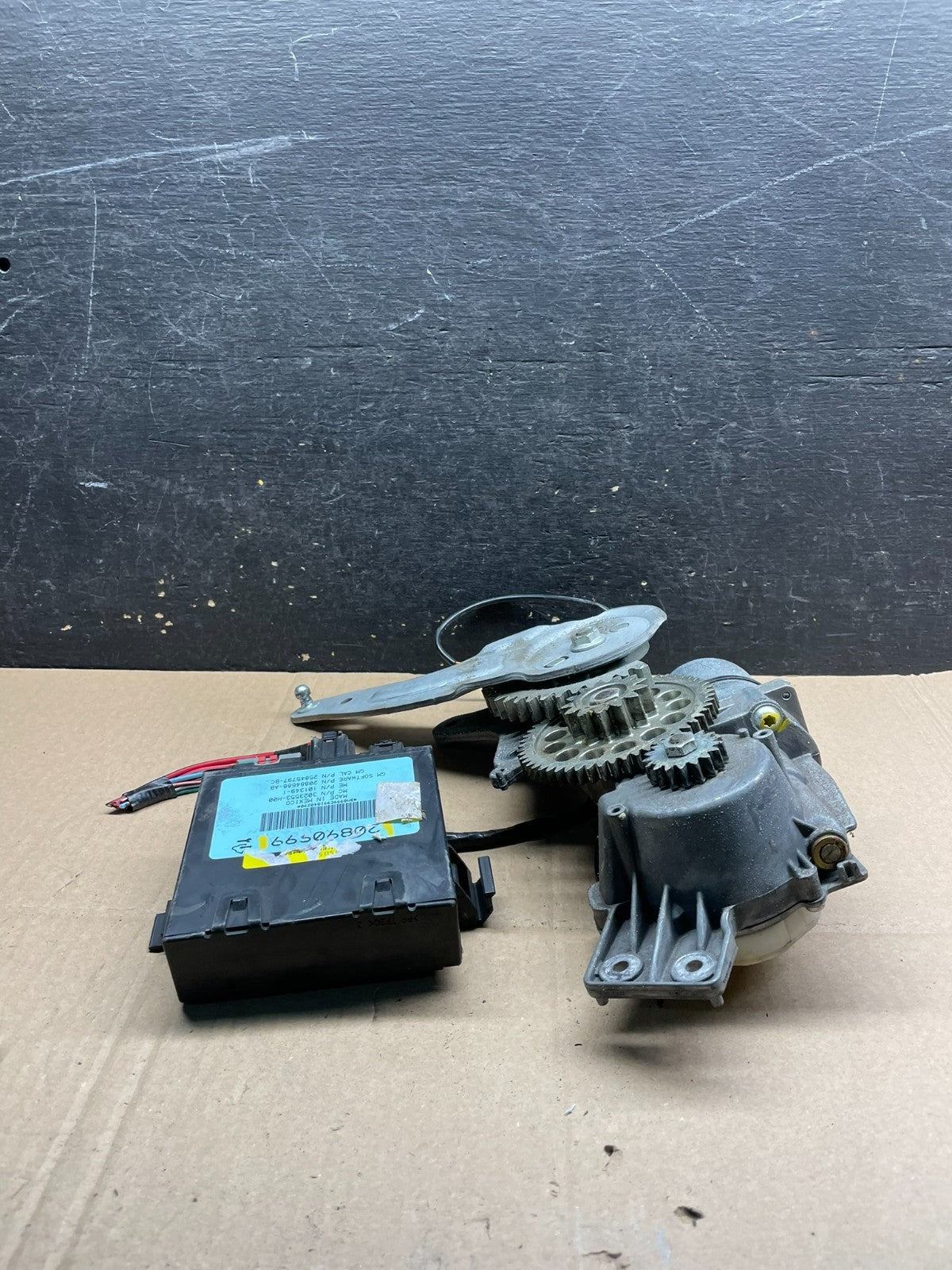 2009 to 2016 GMC Acadia Rear Trunk Liftgate Power Motor Actuator OEM v1823 DG4
