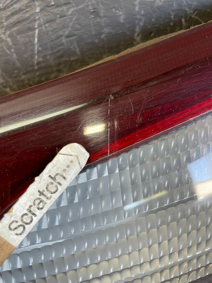 2002 - 2004 Subaru Outback Trunk Hatch Lid Tail Light Panel Center AC9760 DG4
