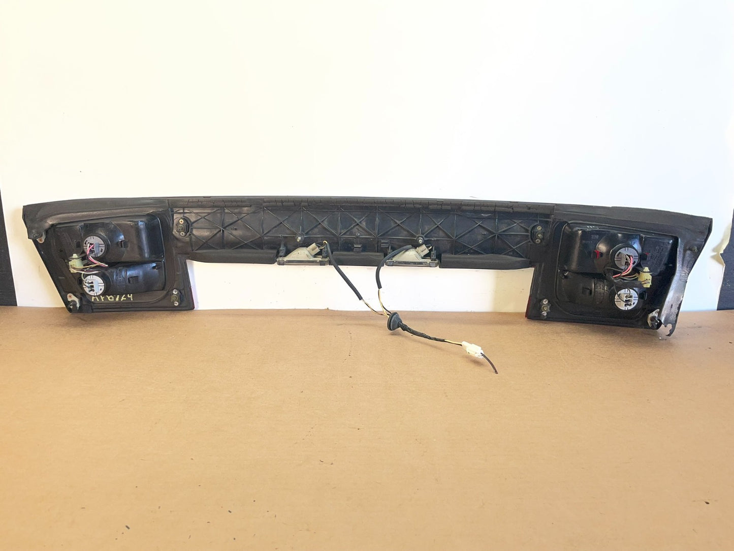 2000 to 2004 Subaru Legacy 4dr Sedan Trunk Center Tail Light Panel AF8724 DG3