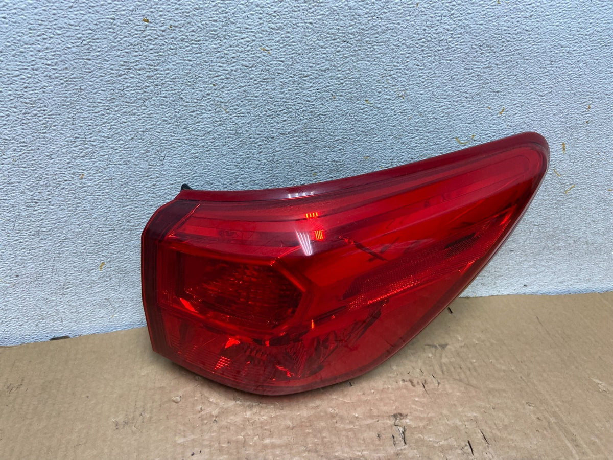 2017 - 2020 Nissan Pathfinder Right Passenger RH Tail light AI8313 DW0