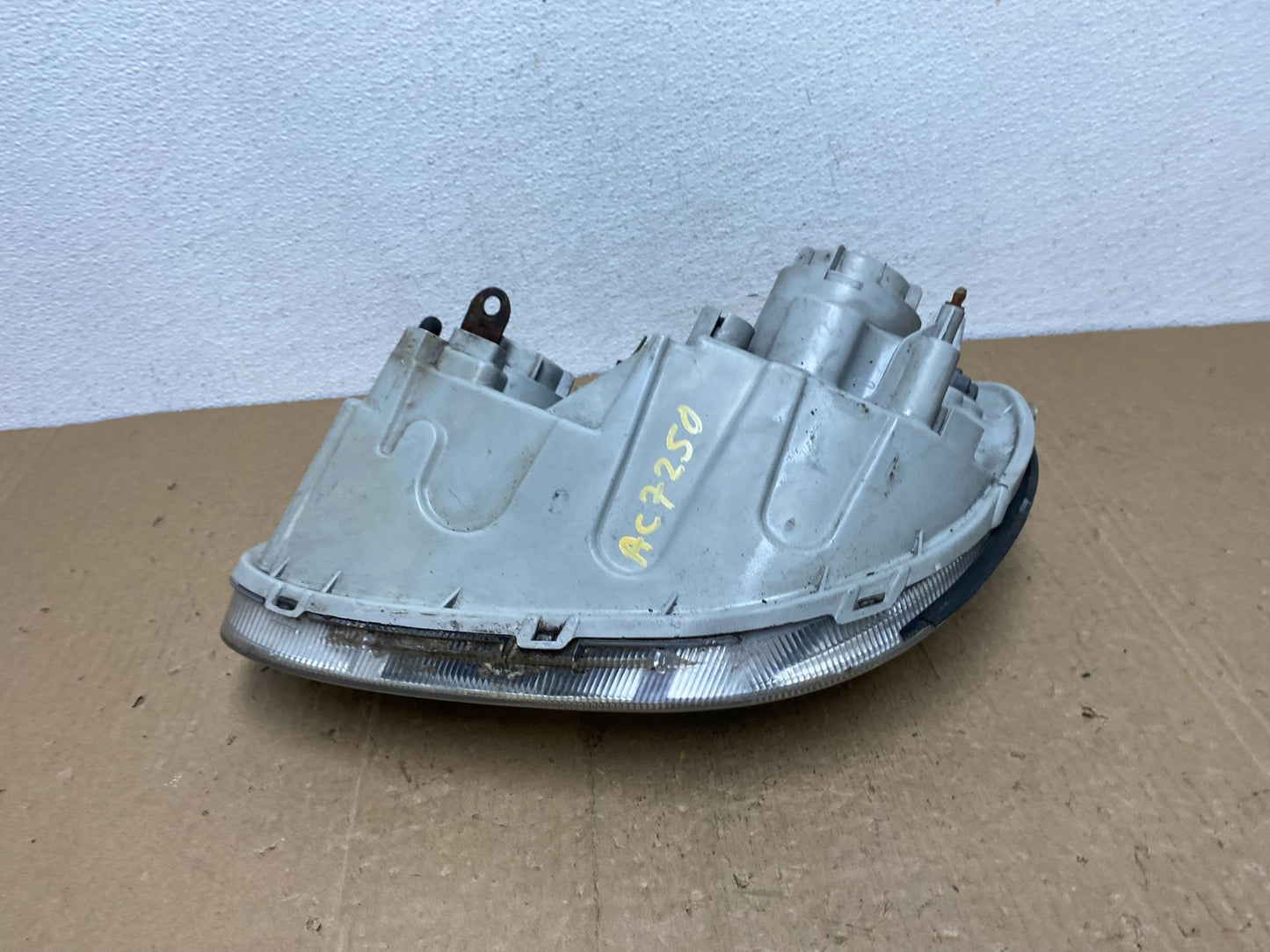 2002-2005 Hyundai Sonata Right Passenger Headlight Halogen AC7250 DW8