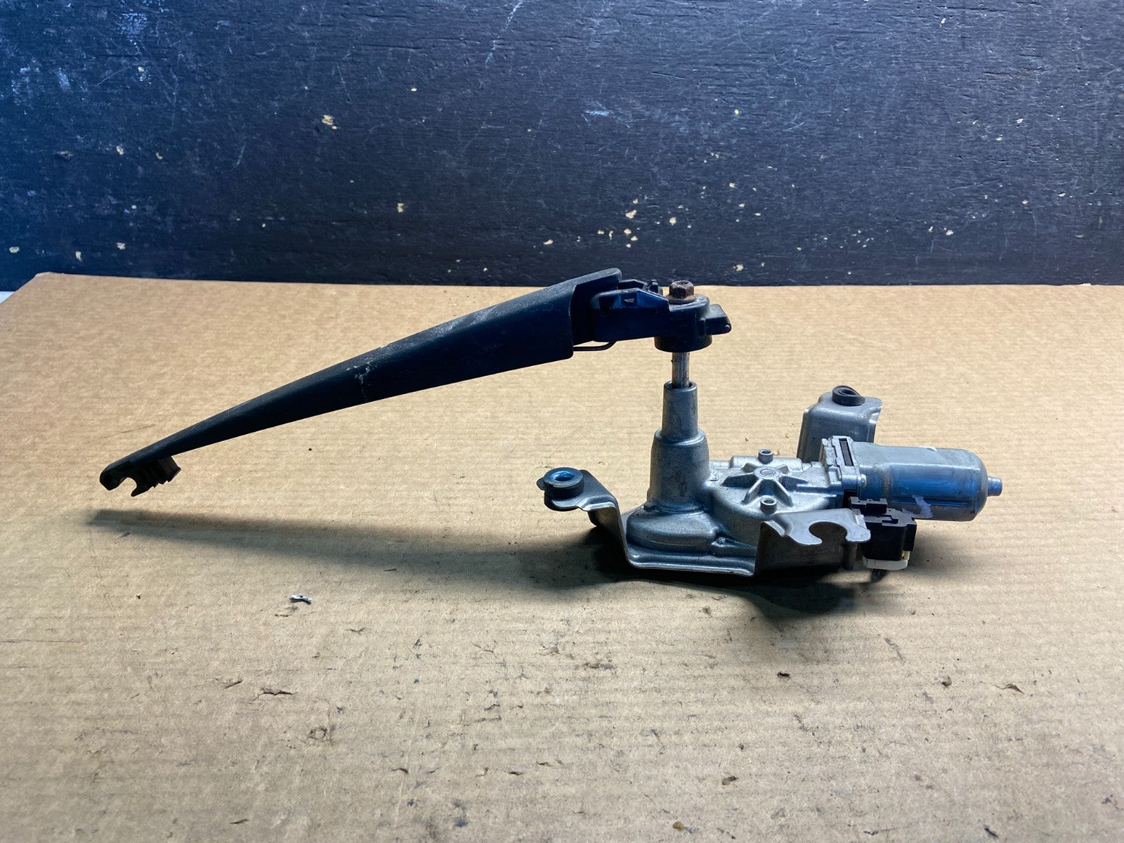 2014-2021 Dodge Durango  Tailgate Back Door Rear Wiper Motor Wiper AA0681 DG1