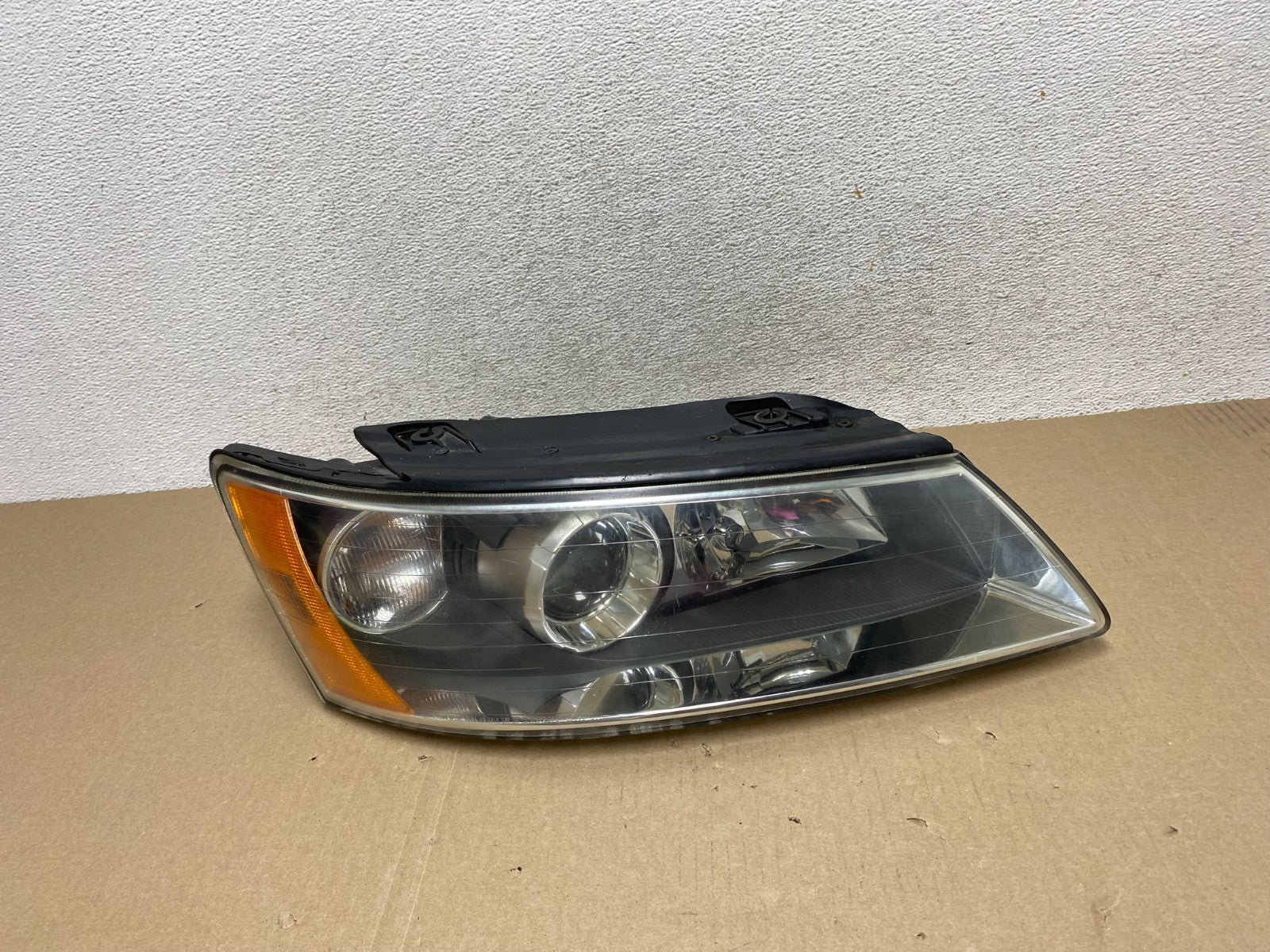 2006-2008 Hyundai Sonata Right Passenger Rh Side Headlight Halogen AG6816 DW0