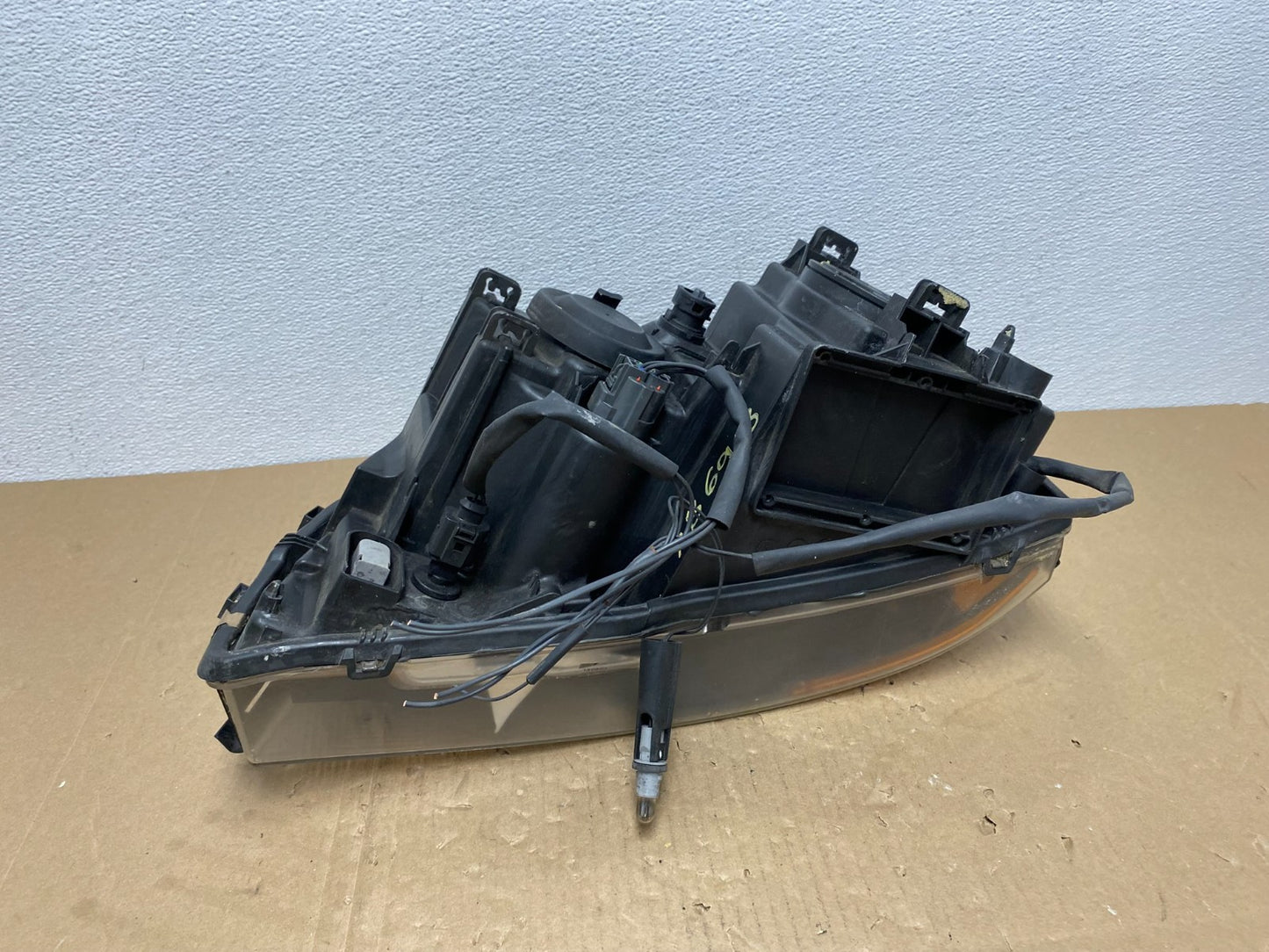 2003 to 2006 Volvo XC90 Right Passenger Rh Side Headlight Halogen AB6918 DW8