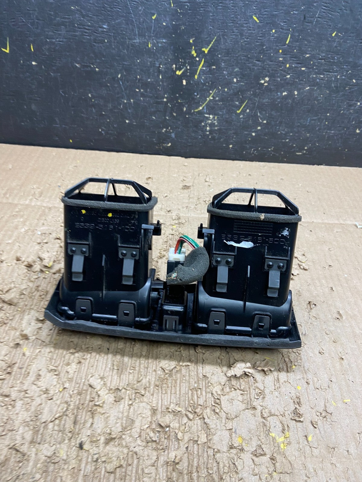 2000 2001 Infiniti I30 Center Dashboard Air Vent OEM W0049 DG4