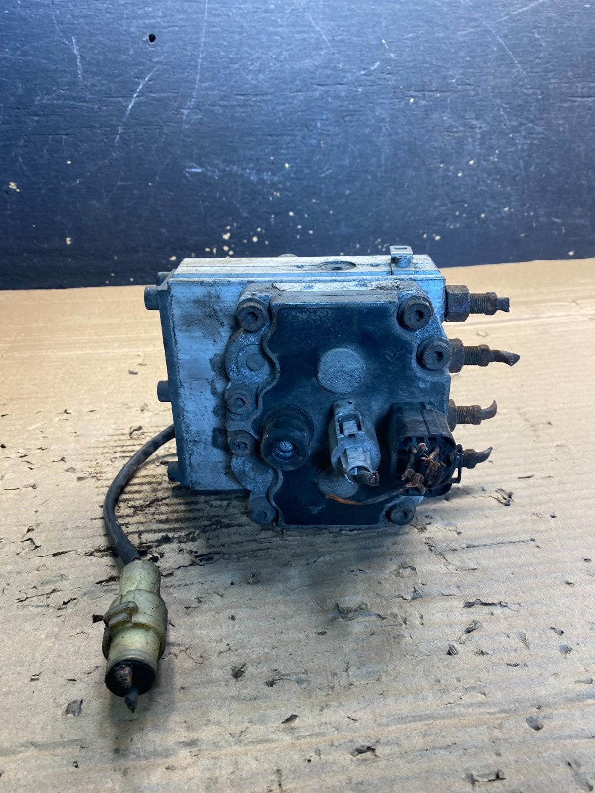 2004-2006 Chevrolet Express ABS Pump Control OEM 13567115 Module AA3216 DG2