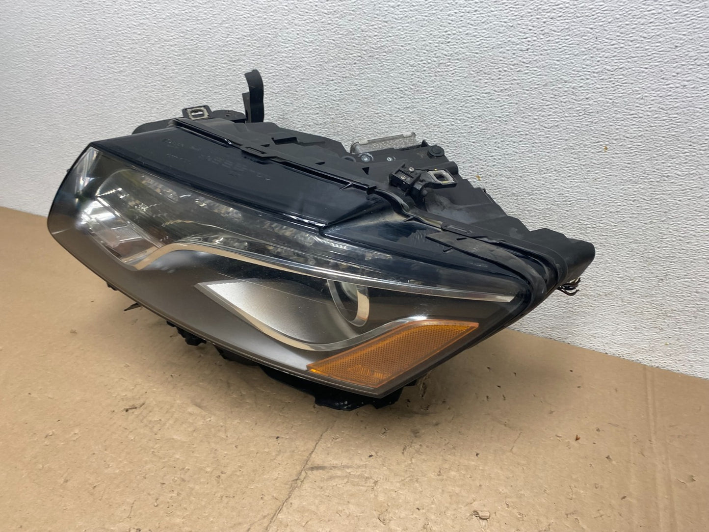 2009-2012 Audi Q5 Left Driver LH Side Xenon HID Headlight AG5543 DW1