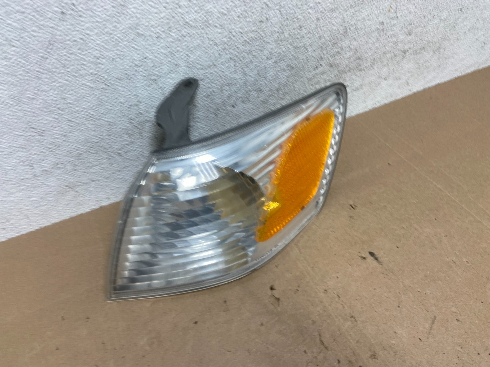 2000 - 2001 Toyota Camry Front Left Driver Lh Turn Signal AE5959 DW2