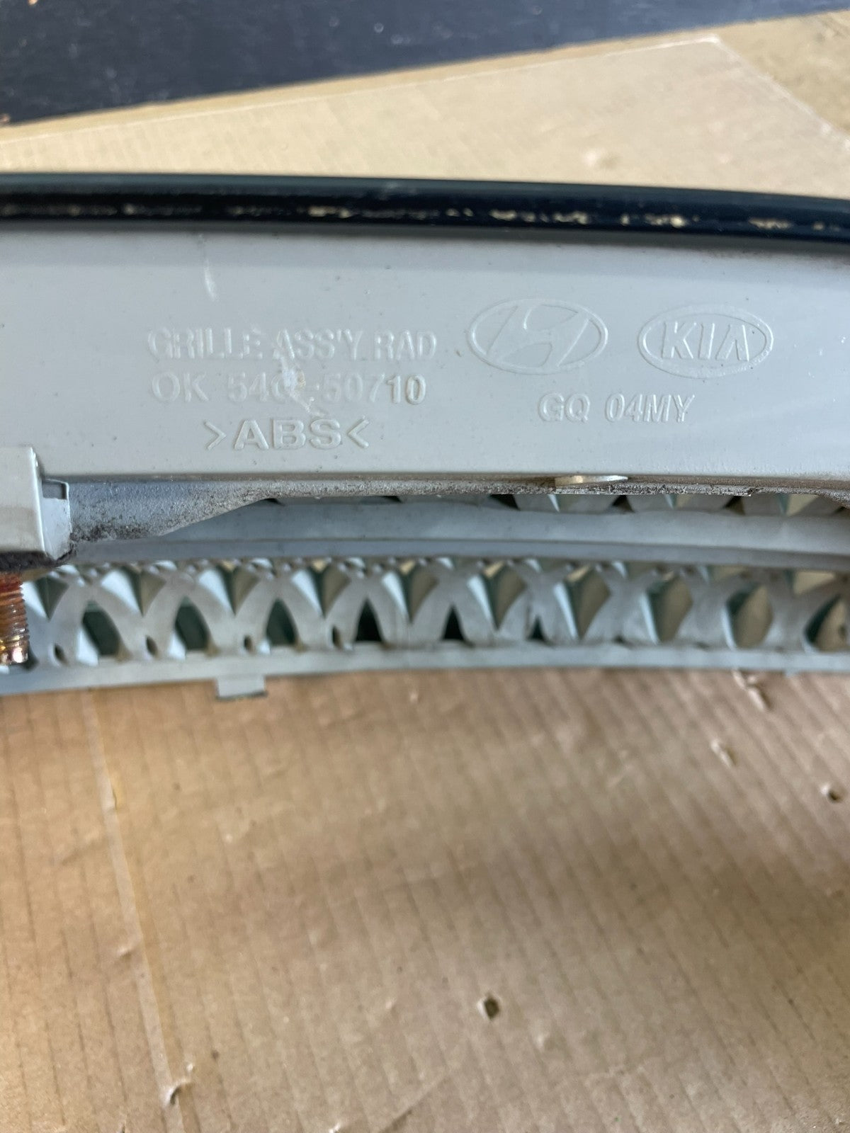 2004 to 2005 Kia Sedona Front Upper Grill Grille OEM AC2054 DG6