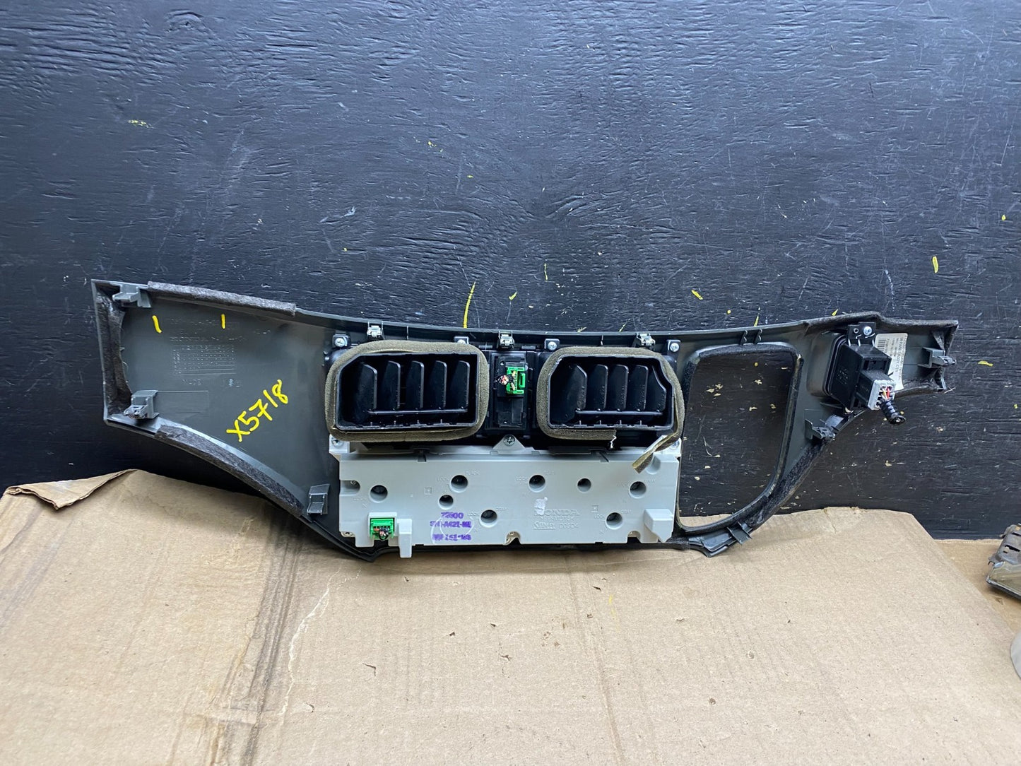 2005 to 2010 Honda Odyssey  Radio Climate Control Dash Trim Bezel X5718 DG3