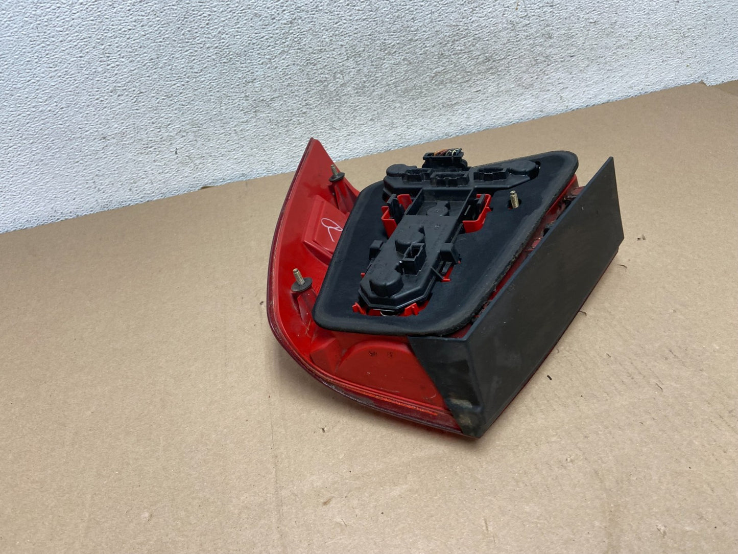 2004 to 2005 Volkswagen Jetta Left Driver LH Side Tail Light AG6632 DW3