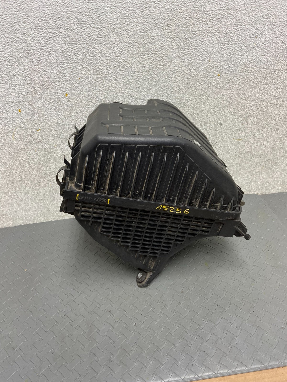 2013 to 2015 Hyundai Santa Fe Sport Air Box Cleaner 28110-4z250 OEM A52563