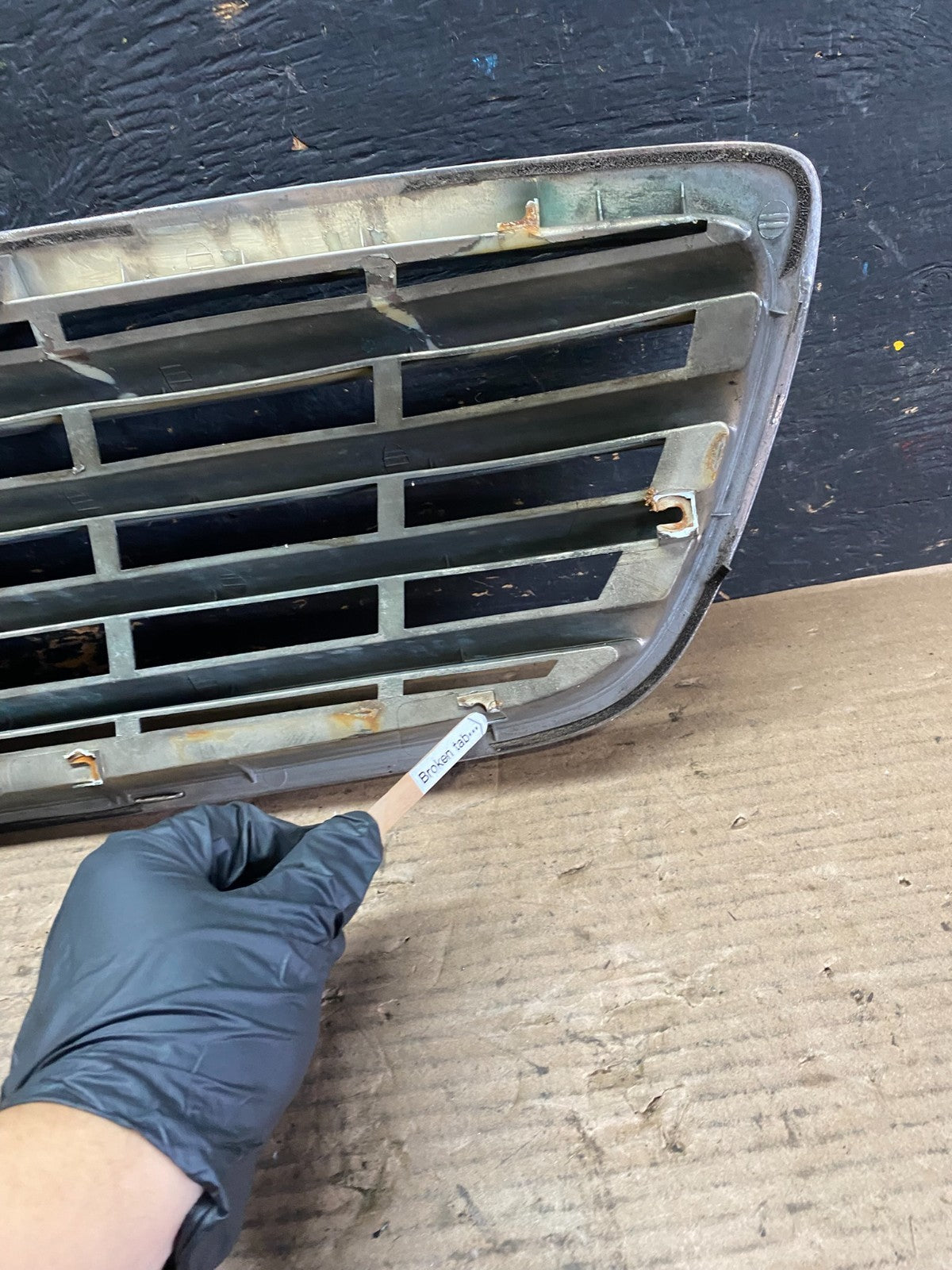 2001 to 2004 Kia Sedona Front Upper Grill Grille OEM S5773 DG13