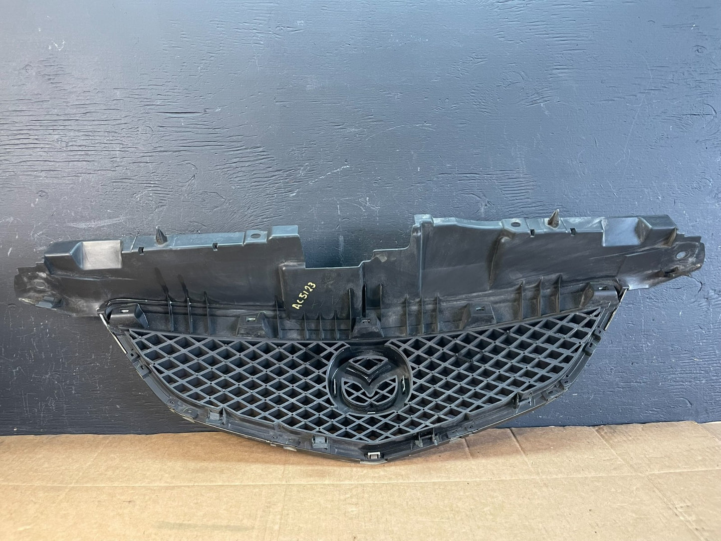 2002 2003 Mazda MPV Front Upper Grille Grill AC5123 DG3