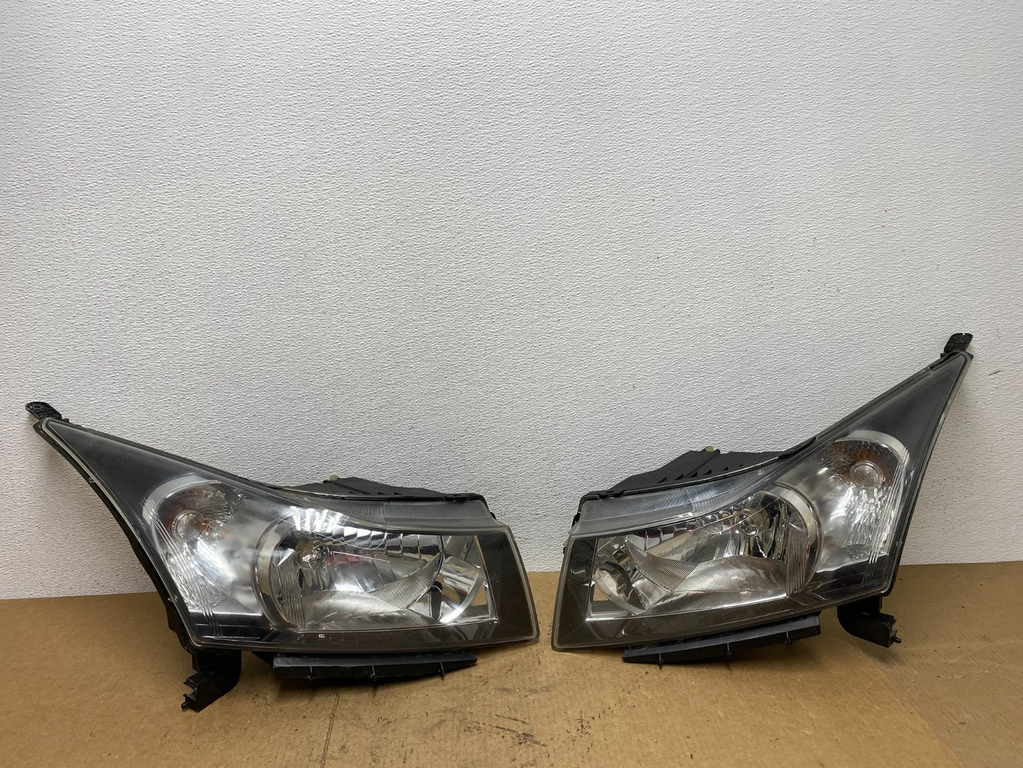 2011 to 2015 Chevrolet Cruze Halogen Left+Right Set Headlights AC3545 DW0