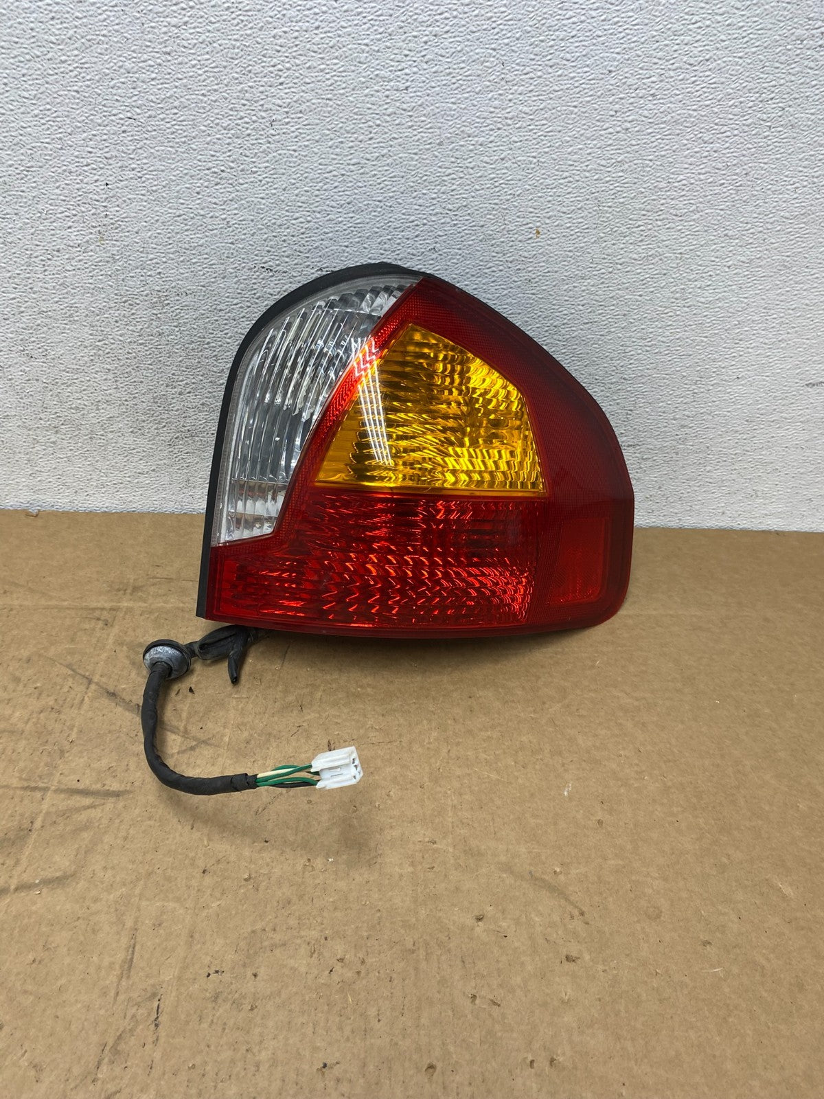 2001 2002 2003 2004 Hyundai Santa Fe Right Passenger Side Tail Light AD6234 DW0