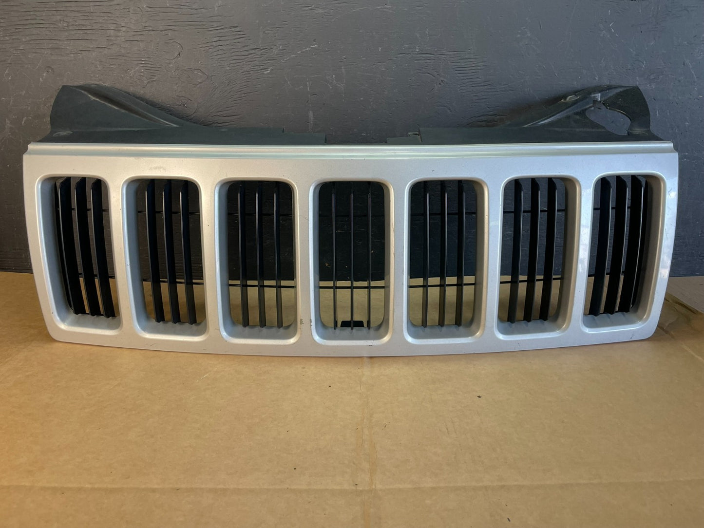 2008 2009 2010 Jeep Grand Cherokee Front Upper Grill Grille AE0792 DG0