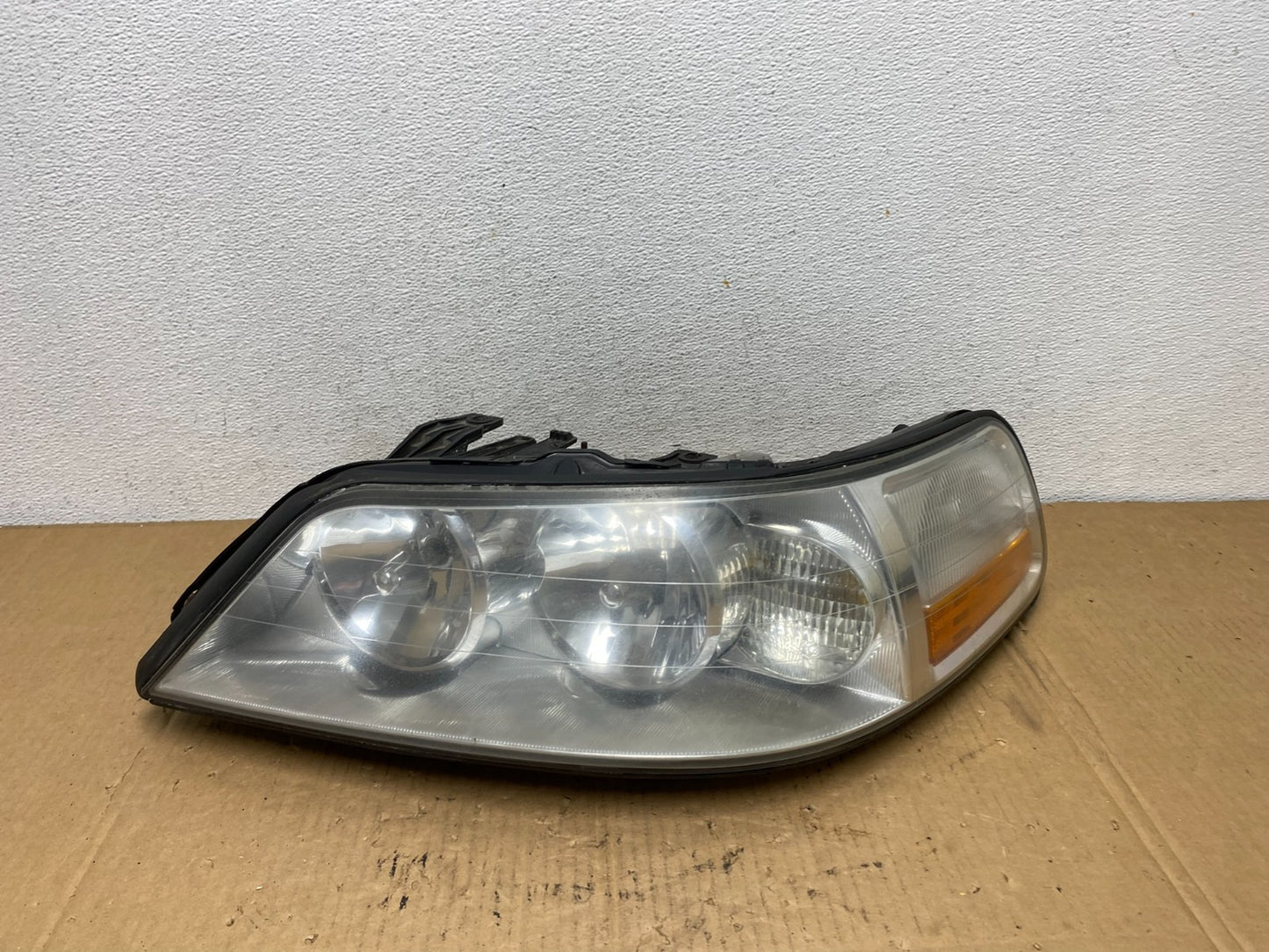 2005 to 2011 Lincoln Town Car Left Driver LH Side Headlight AD1088 DW0