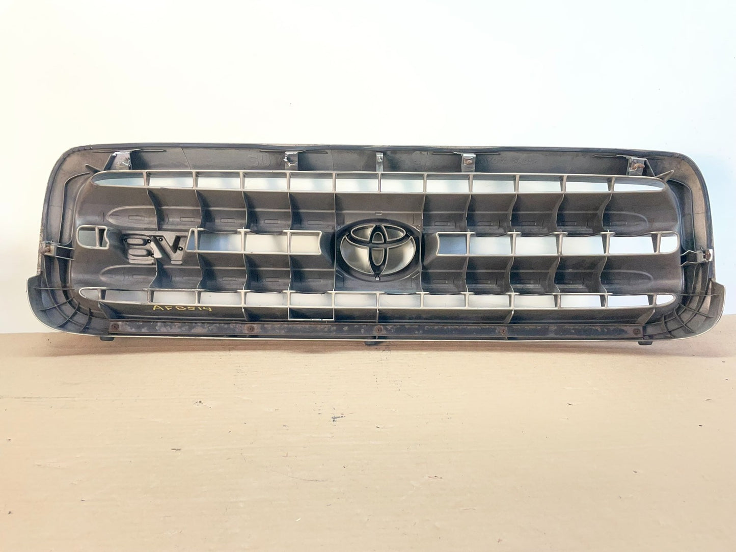2001 to 2004 Toyota Sequoia Front Upper Grill Grille W/ Emblem af8514 DG6