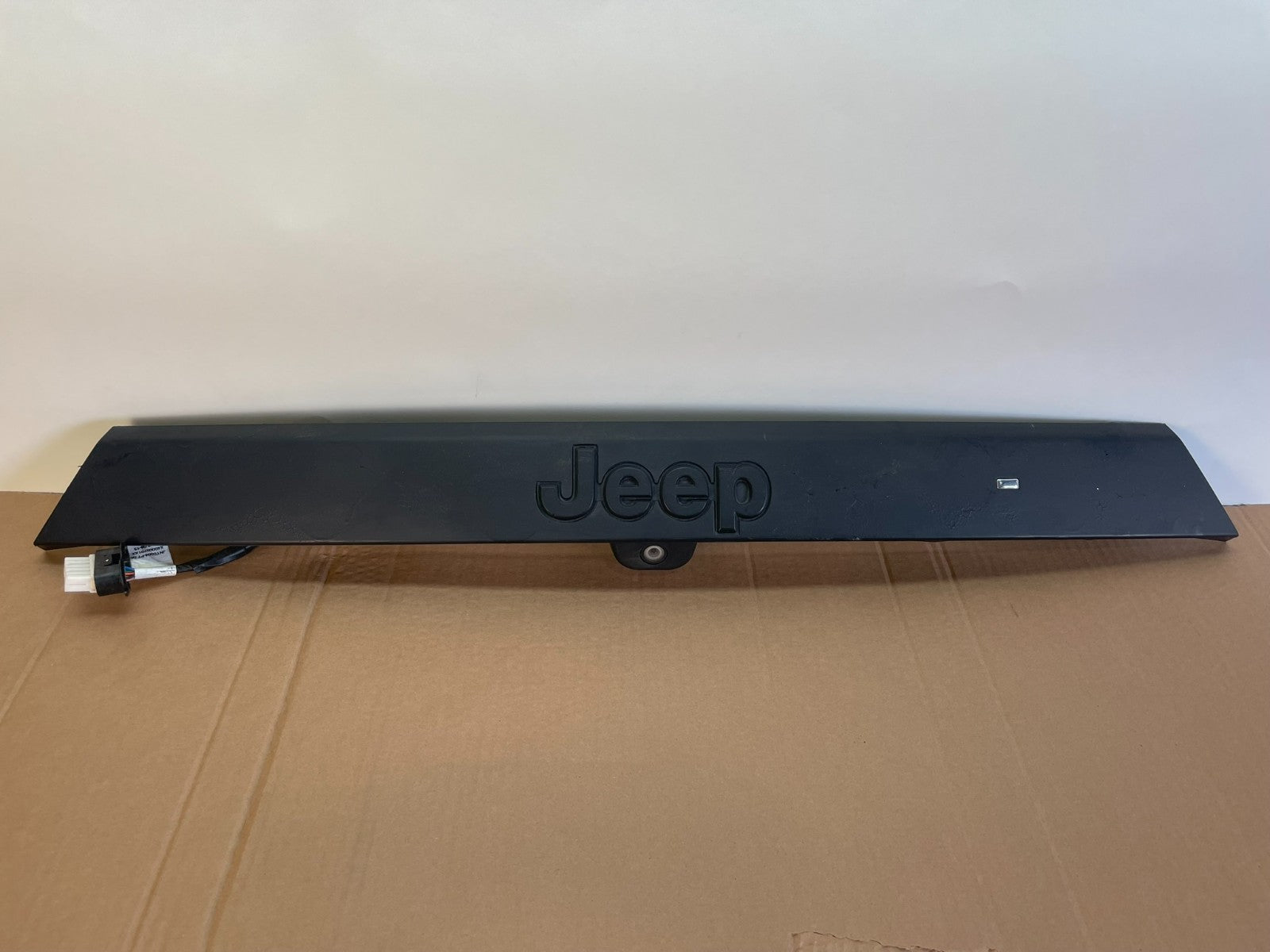 2011-2013 Jeep Grand Cherokee Liftgate Garnish Molding Trim W/O Camera AG7724 DG0