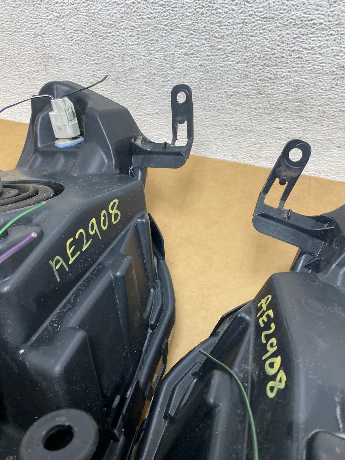 2008 to 2012 Ford Escape Headlights Left+Right Side Set Halogen AE2908 DW10