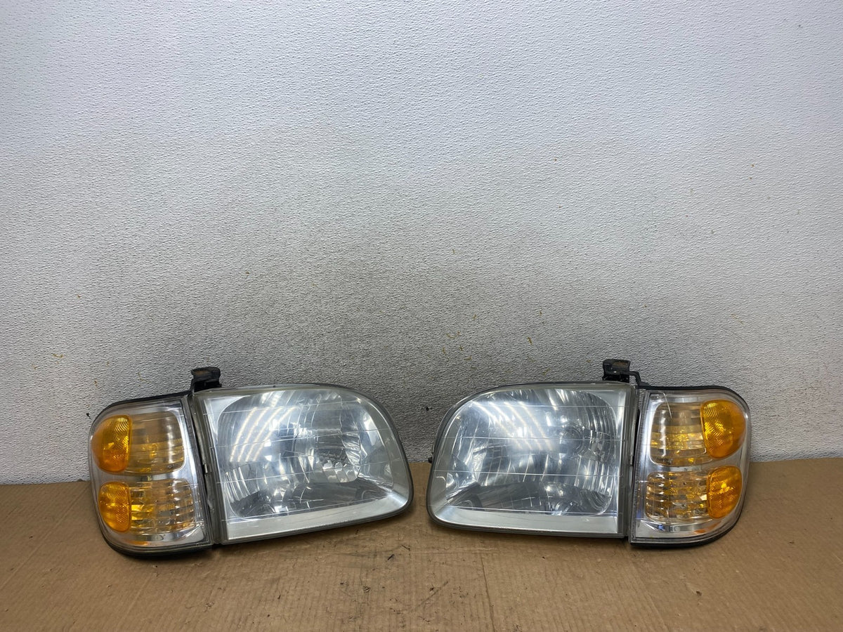2001-2004 Toyota Sequoia Left+Right Side Halogen Headlights AI7926 DW0