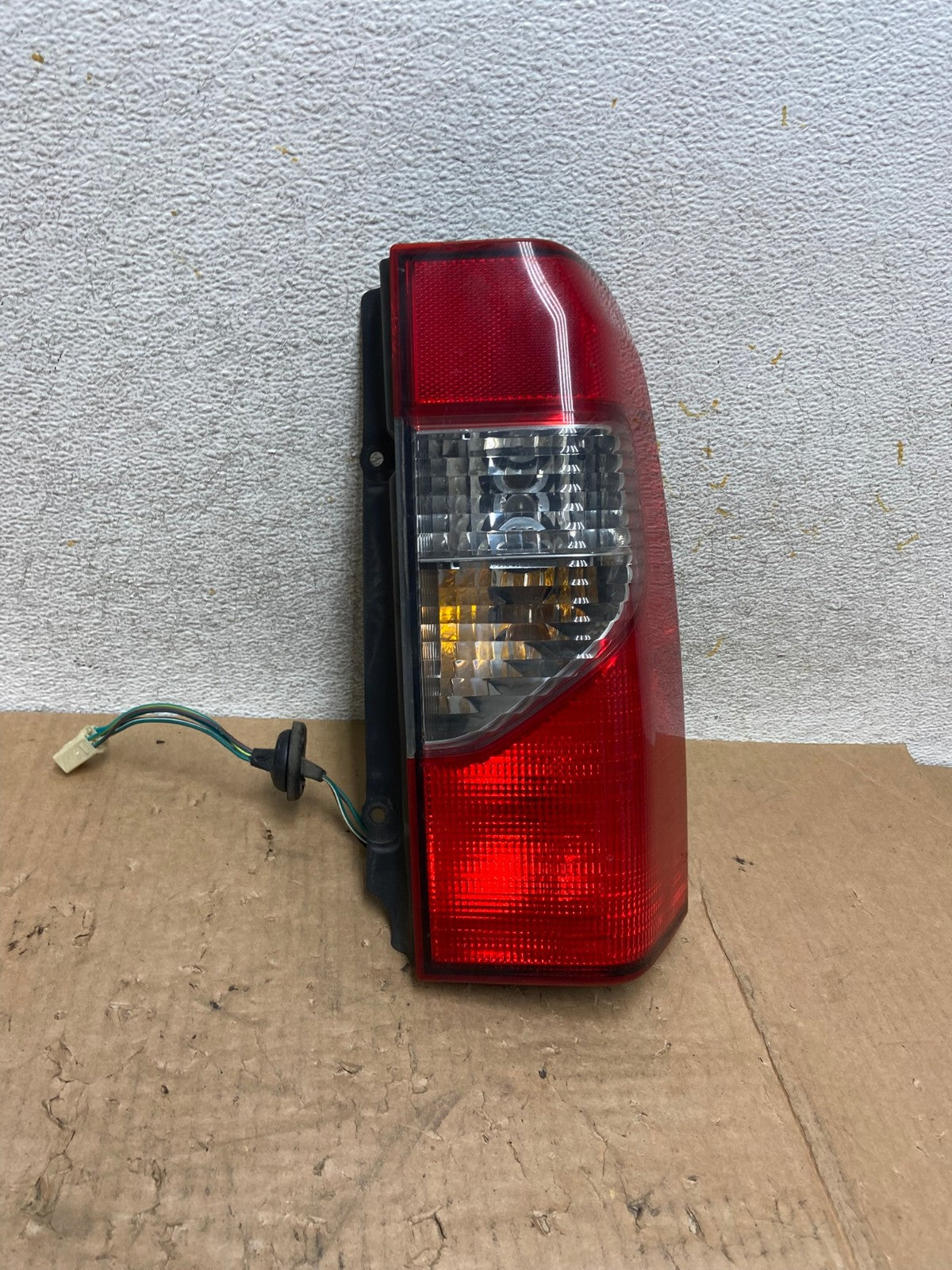 2002 2003 2004 Nissan Xterra Right Passenger RH Side Tail Light AI5480 LK0