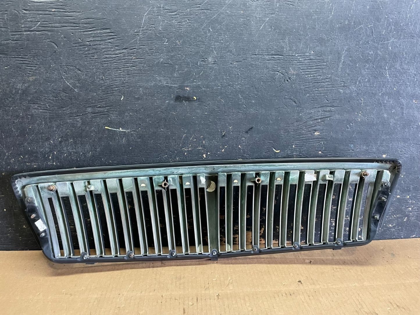 2002 to 2005 Hyundai Azera XG350 Front Upper Grill Grille W/Emblem OE  AA2243 DG3