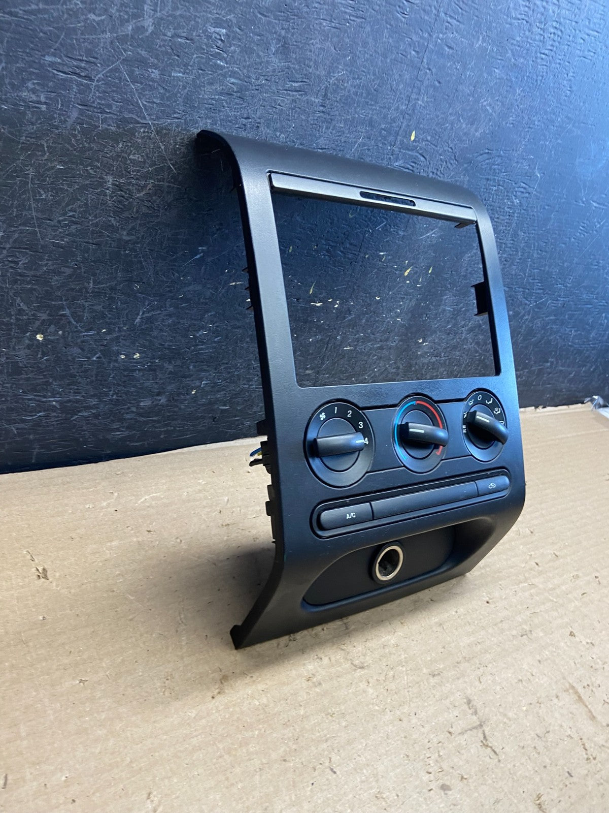 2004 to 2008 Ford F150 Radio Climate Dash Bezel Surround Black ah3817 DG3