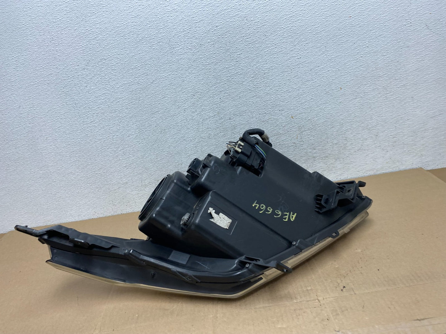 Halogen 2010 to 2016 Cadillac SRX Right Passegner Side Headlight AE6664 DW5