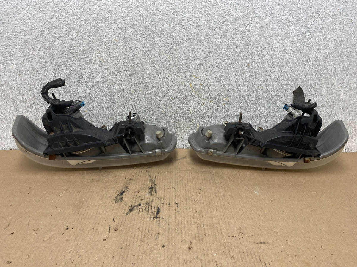 2000 to 2006 Chevrolet Tahoe LS LT Left+Right Set Side Headlights AH1095 PS6