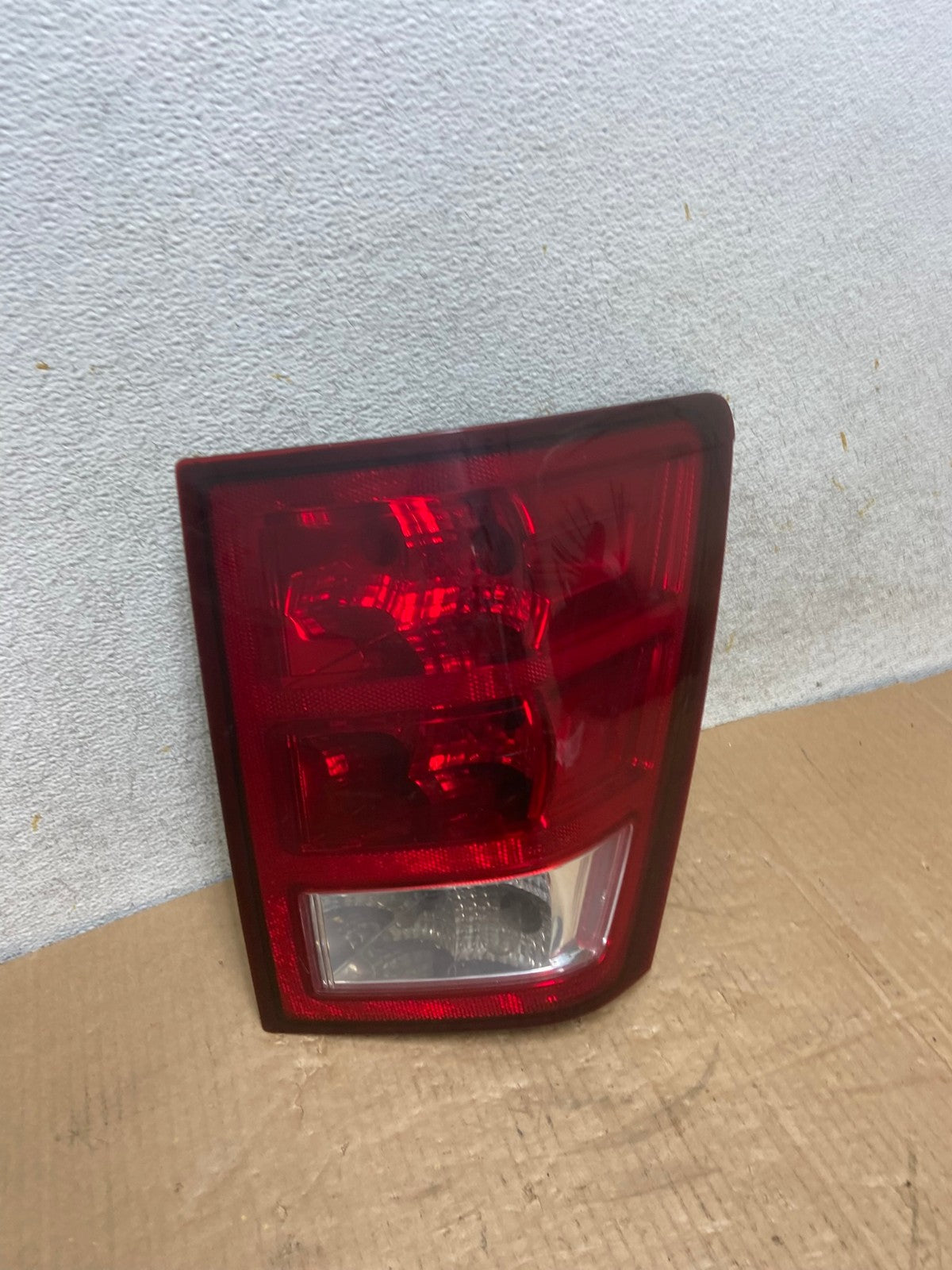 2005 - 2006 Jeep Grand Cherokee Right Passenger Rh Tail Light AI7054 LK2
