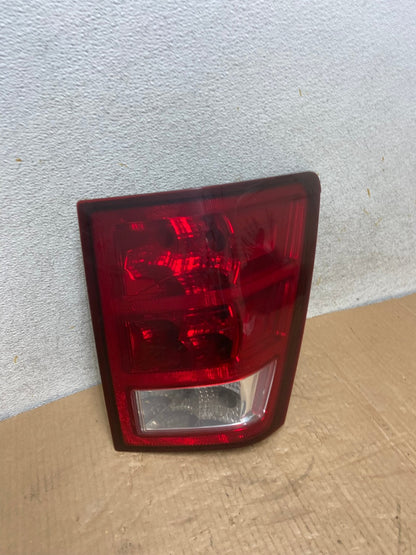 2005 - 2006 Jeep Grand Cherokee Right Passenger Rh Tail Light AI7054 LK2