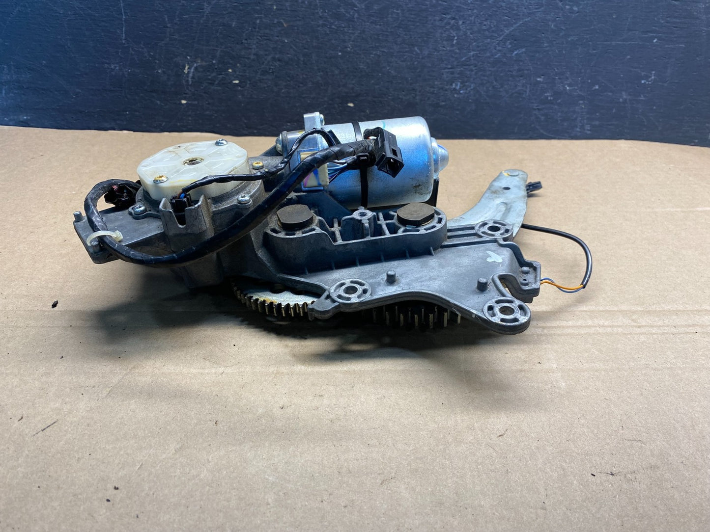2009 to 2016 GMC Acadia Rear Trunk Liftgate Power Motor Actuator AE0188 DG1