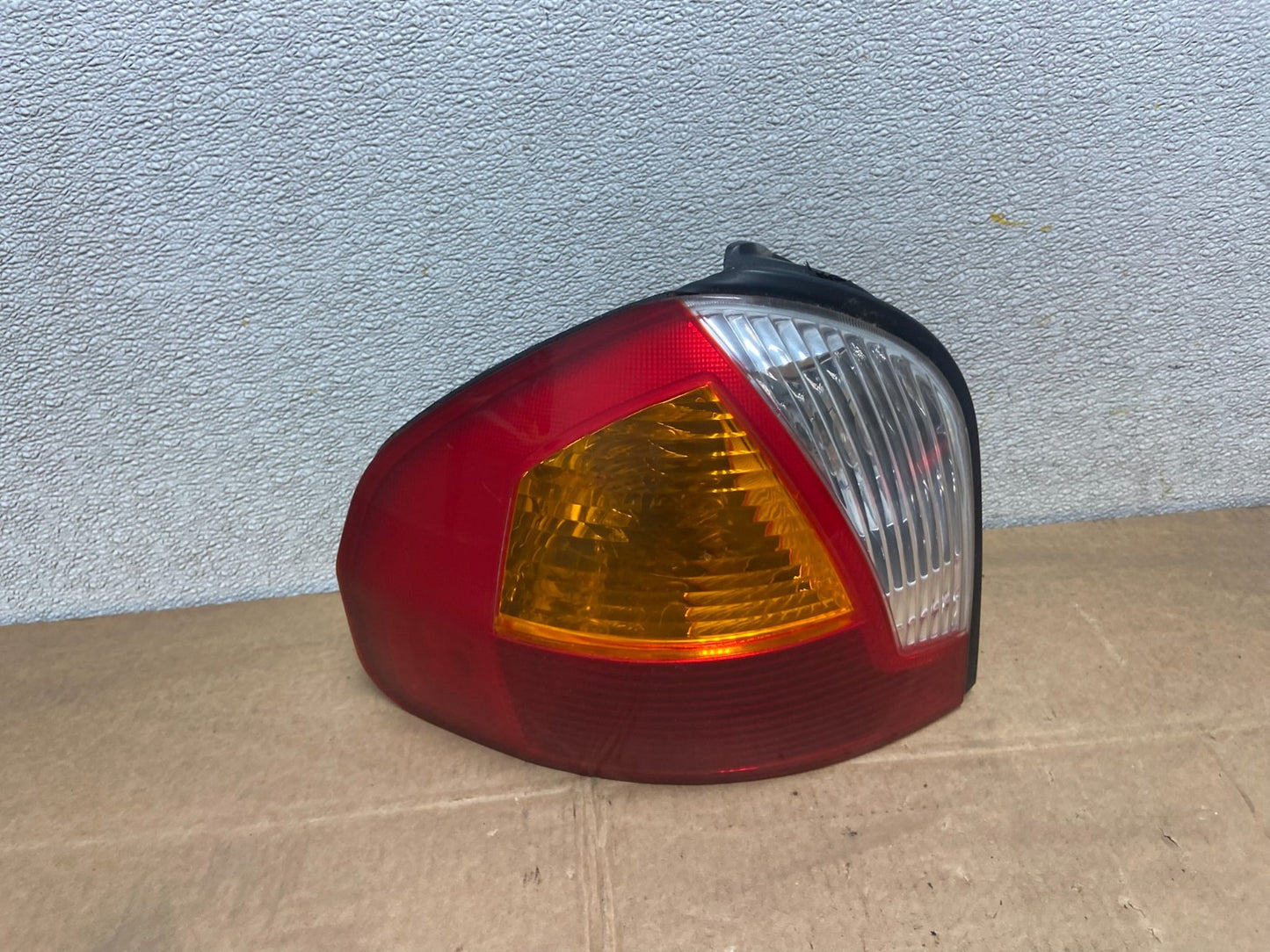 2001 - 2004 Hyundai Santa Fe Left Driver LH Side Tail Light Y5140 DW0