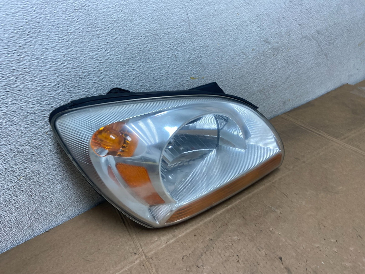2005 to 2006 Kia Sportage Right Passenger RH Halogen Headlight OEM Y5592 DW2