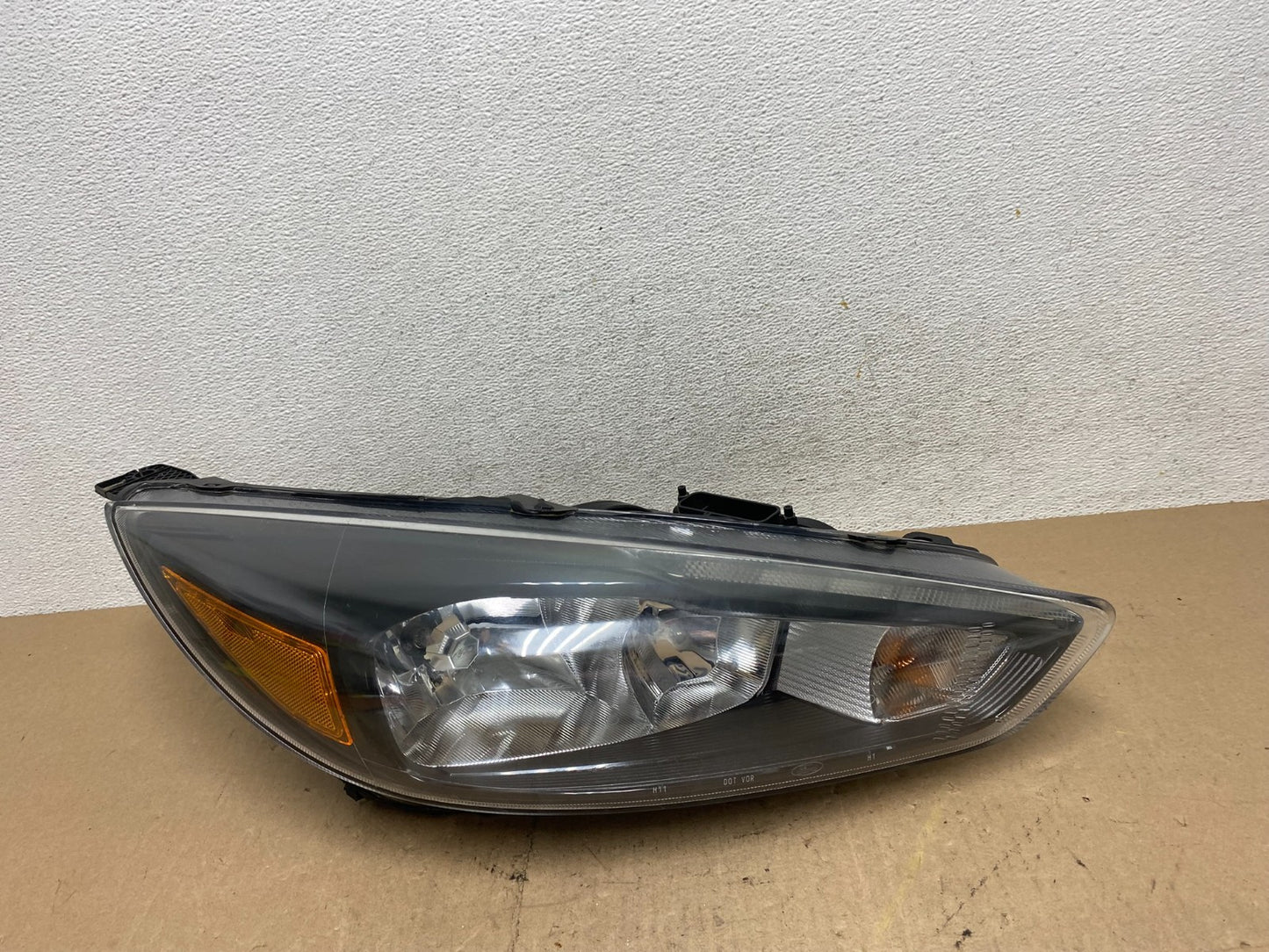 2015 to 2018 Ford Focus Right Passenger RH Side Black Headlight ae6892 DG0