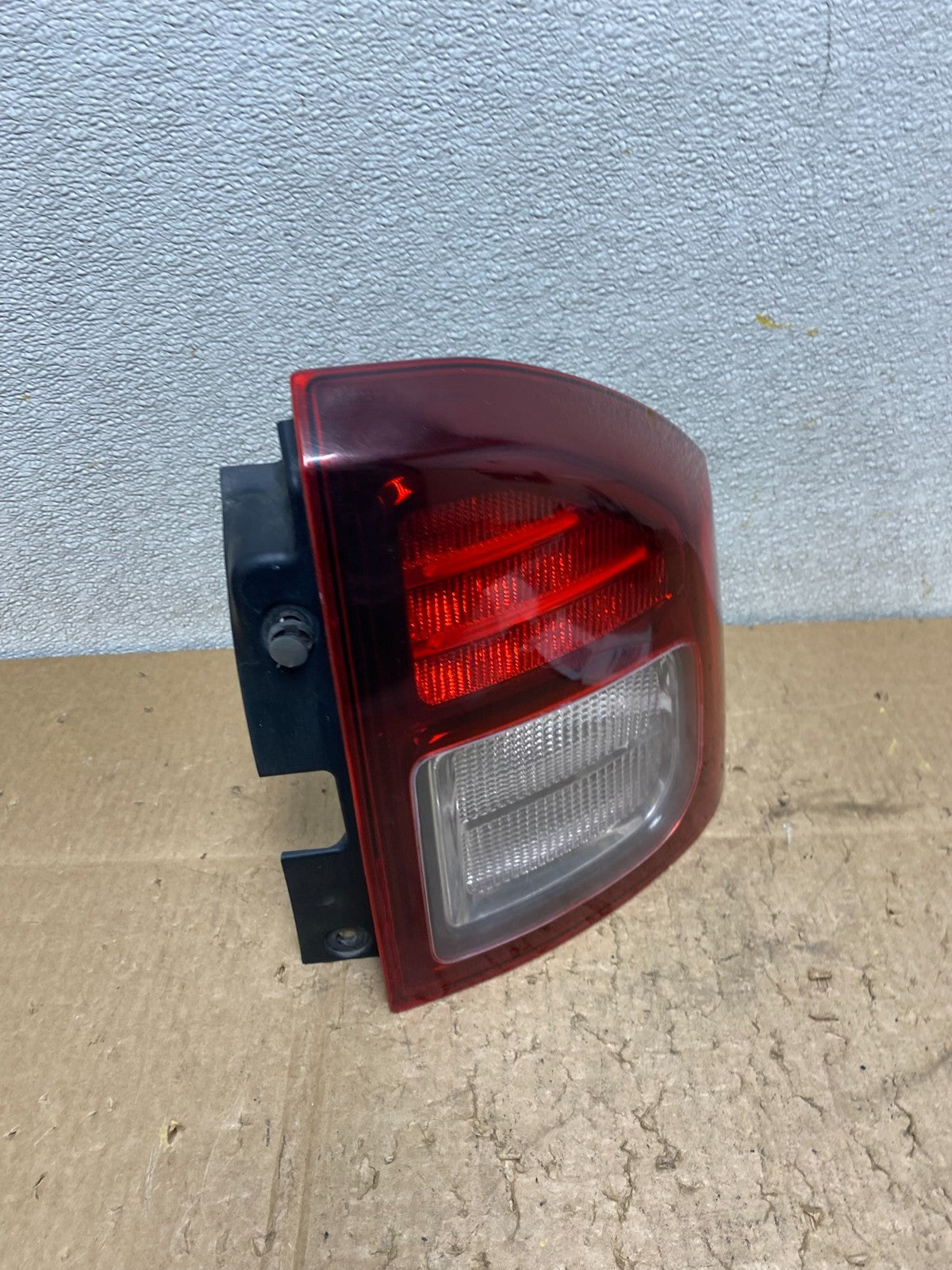 2014 - 2017 Jeep Compass Right Passenger Side Tail Light Z1127 DW2