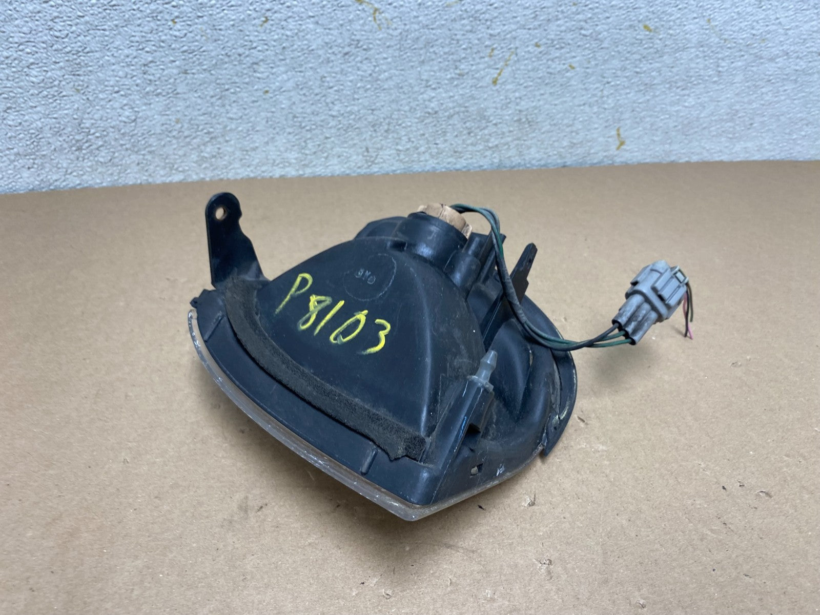 1999 to 2004 Nissan Pathfinder Passenger Corner Park Light Turn Signal P8103 DW7