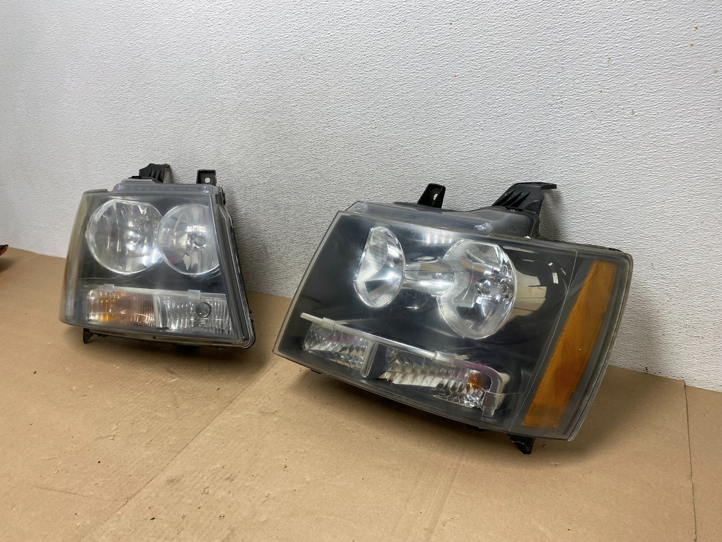 2007 to 2013 Chevrolet Suburban Tahoe Left+Right Set Headlights AG4617 DW1