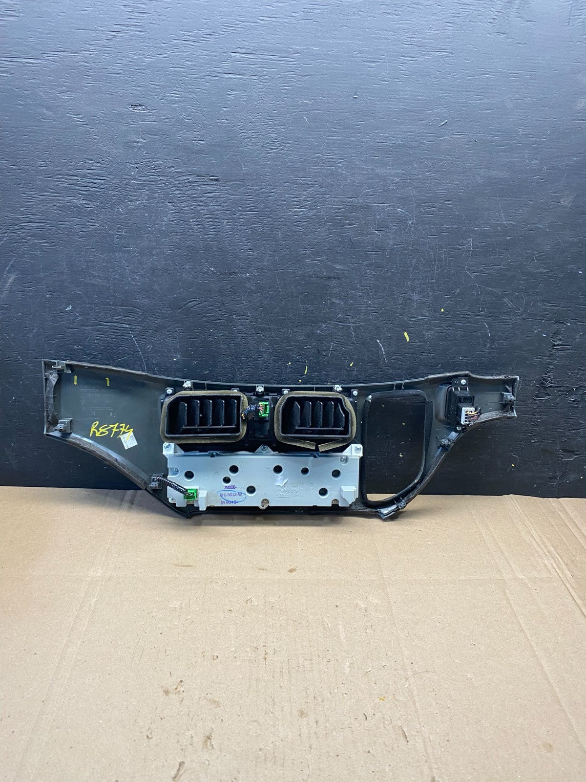 2005 to 2010 Honda Odyssey  Radio Climate Control Dash Trim Bezel R8774 DG4