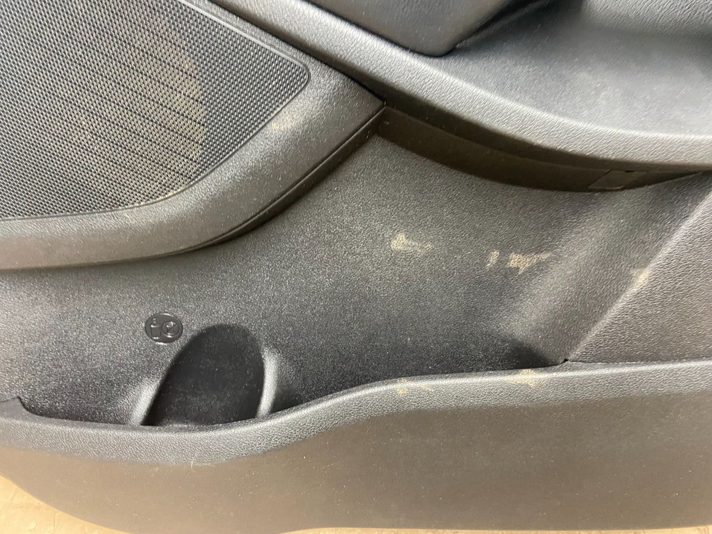 2016 to 2020 Kia Sorento Front Right Passenger RH Side Door Panel Trim Y4923 DG4