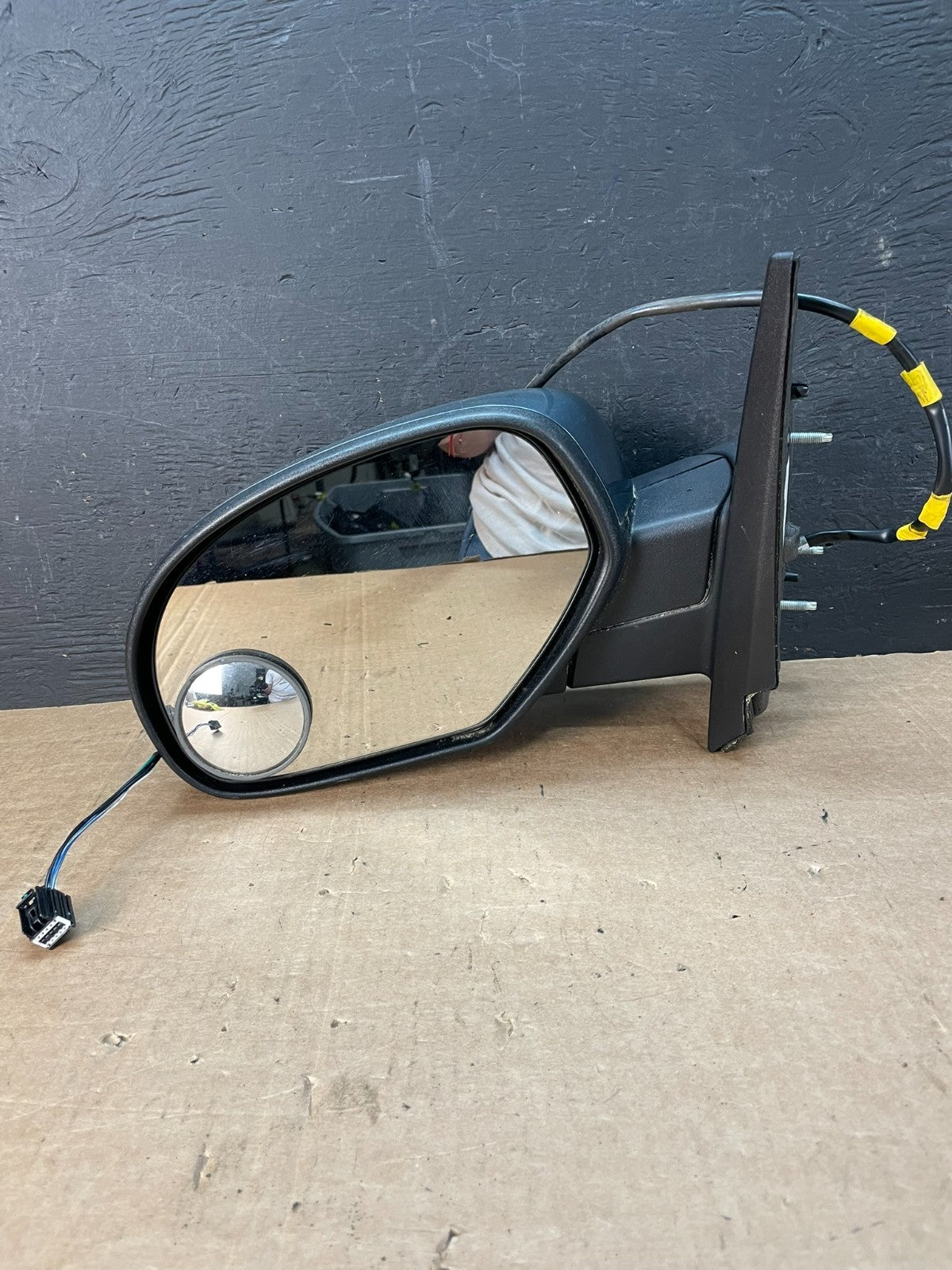 2007 to 2013 Chevrolet Tahoe Silverado Suburban Left Driver Mirror AE8483 DW8