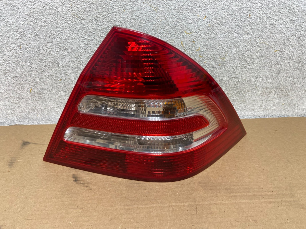 2005-2007 Mercedes-Benz C230 W203 C-Class Right Passenger Tail Light AH4451 DW0