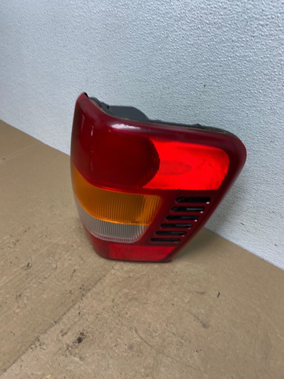 1999-2004 Jeep Grand Cherokee WJ Right Passenger Rh Tail Light DEPO AC5892 LK1